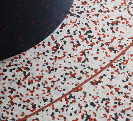 Piso vinílico com efeito granilite salpicado em branco, preto e vermelho